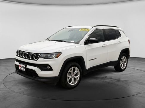 Used 2024 Jeep Compass Latitude AWD/4WD image 3