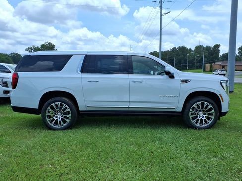 New 2026 GMC Yukon XL Denali w/ Denali Reserve Package AWD/4WD image 8