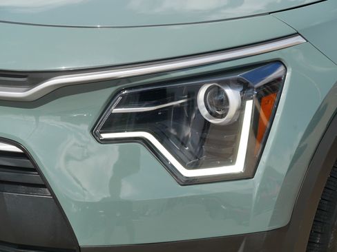 Used 2023 Kia Niro EX FWD image 16