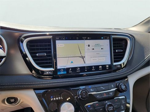 Used 2024 Chrysler Pacifica Select image 24