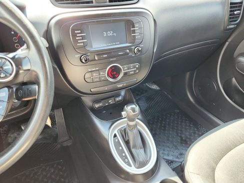 Used 2017 Kia Soul + FWD image 26