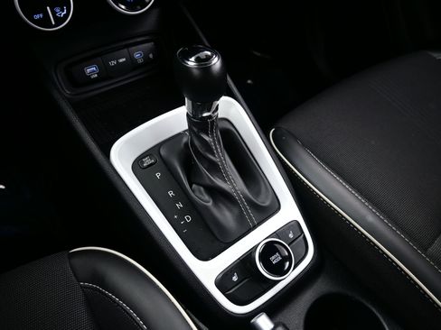 Used 2025 Hyundai Venue Limited image 21