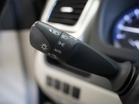 Used 2014 Toyota Highlander LE AWD/4WD image 17
