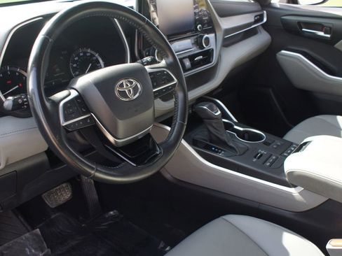 Used 2021 Toyota Highlander XLE AWD/4WD image 14