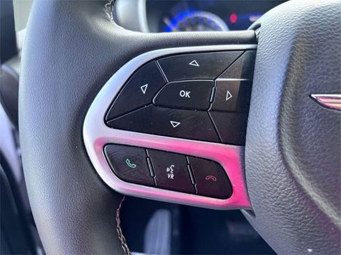 Used 2025 Chrysler Pacifica Select image 17