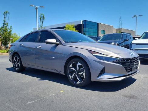 Used 2023 Hyundai Elantra SEL w/ Convenience Package FWD image 3