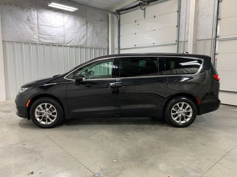 Used 2023 Chrysler Pacifica Touring-L w/ Uconnect Theater Family Group AWD/4WD image 4