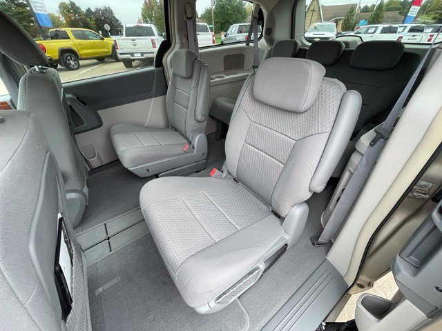 Used 2009 Chrysler Town & Country Touring FWD image 16
