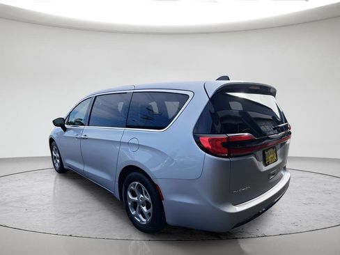 Used 2024 Chrysler Pacifica Limited FWD image 3