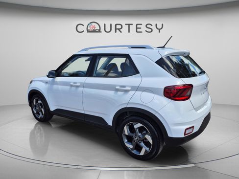 Used 2023 Hyundai Venue SEL FWD image 3