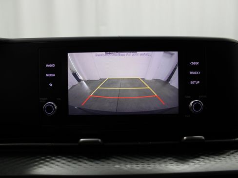 Used 2022 Kia Carnival LX image 41