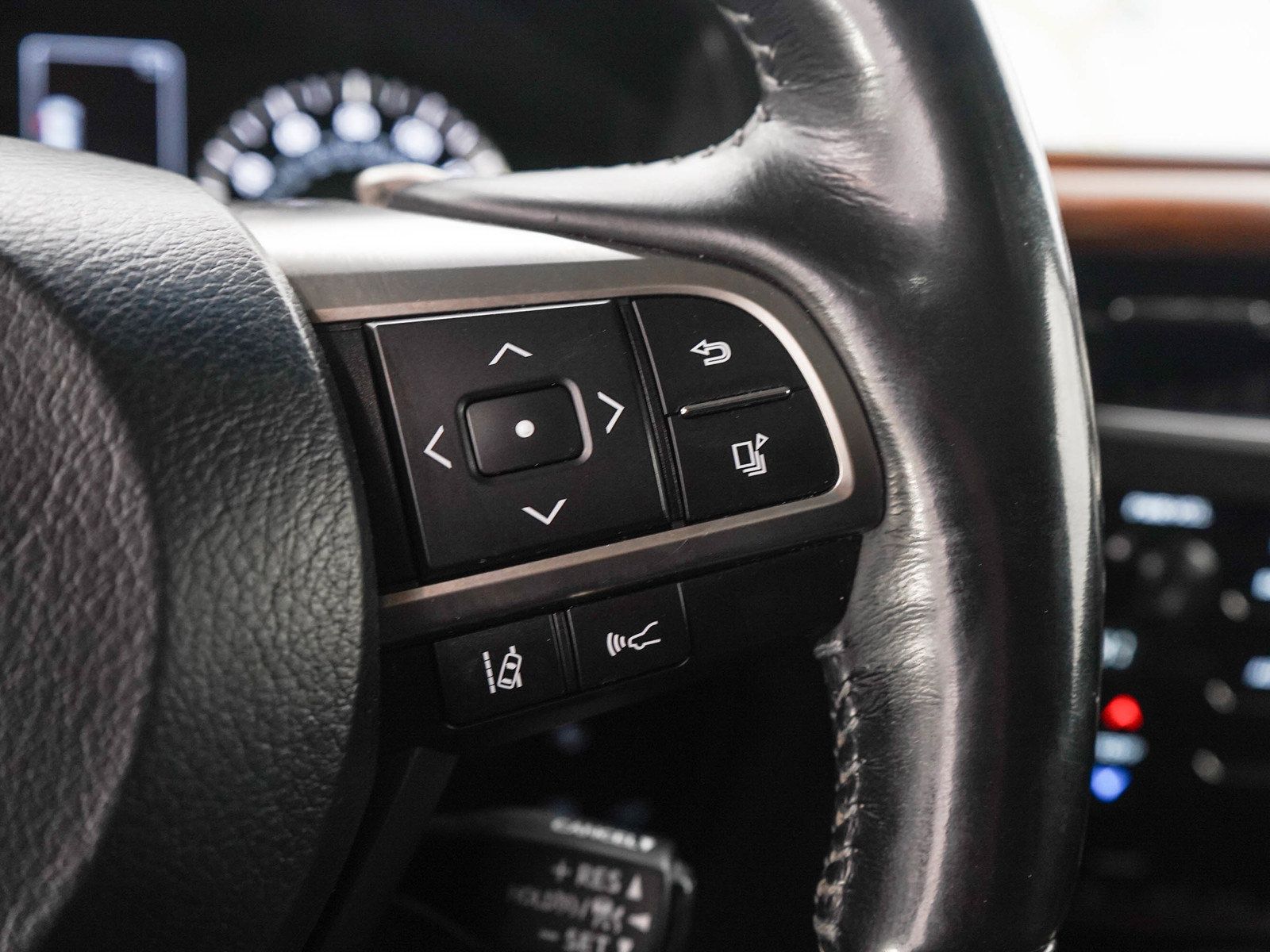 Used 2018 Lexus LX 570 4WD w/ Luxury Package image 33