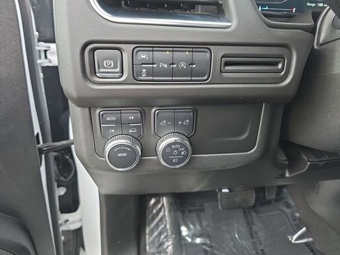 Used 2024 GMC Yukon XL SLE image 20