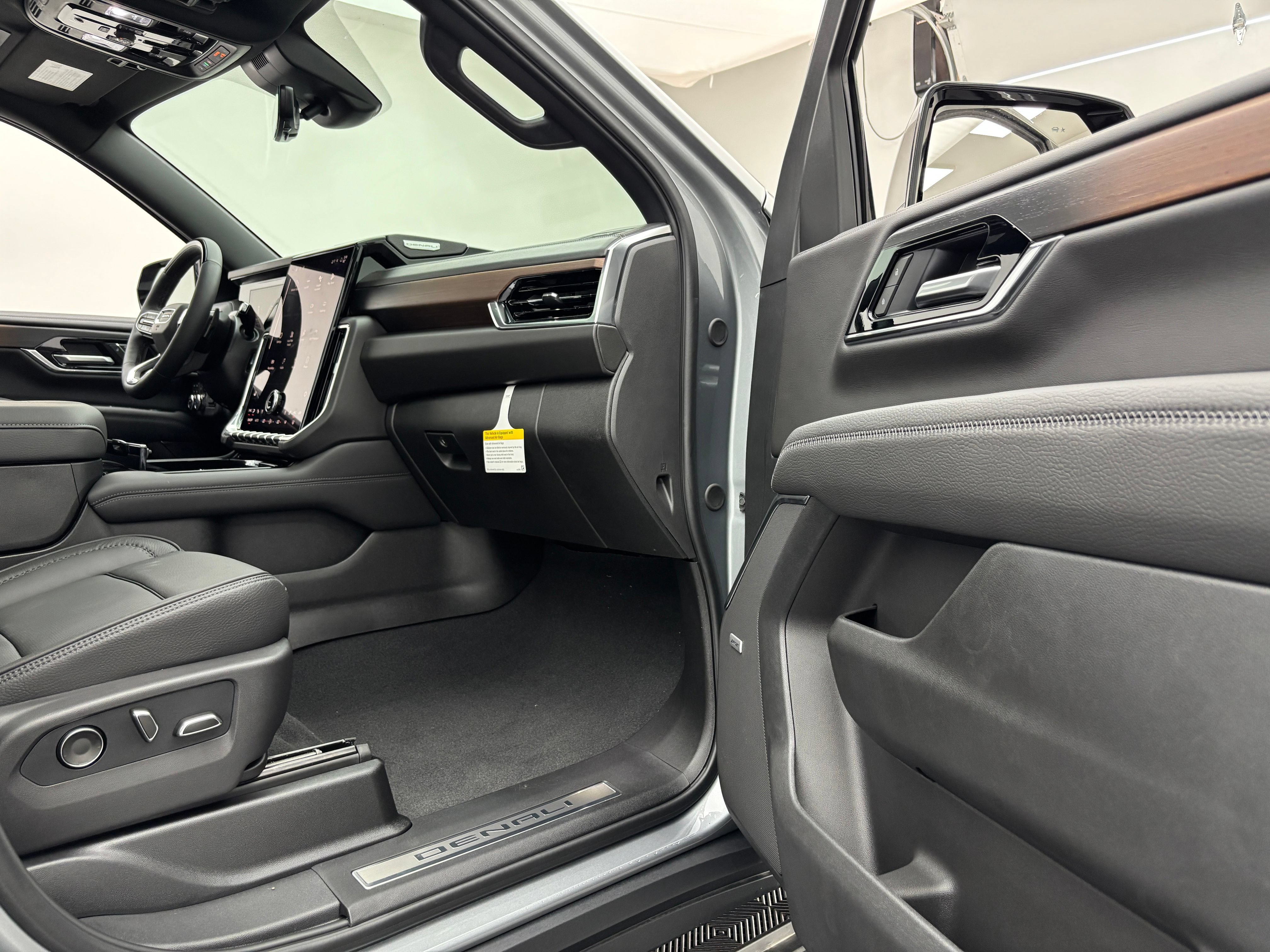 New 2026 GMC Yukon Denali w/ Denali Reserve Package AWD/4WD image 38