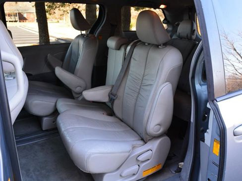 Used 2013 Toyota Sienna LE w/ Towing Pkg image 11