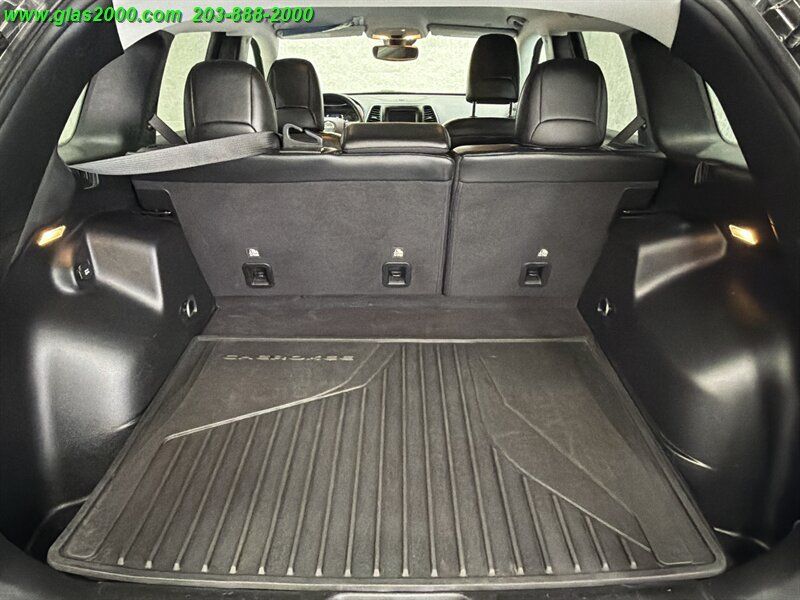 Used 2021 Jeep Cherokee Latitude Plus AWD/4WD image 15