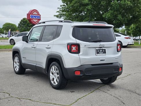 Used 2018 Jeep Renegade Latitude FWD image 3