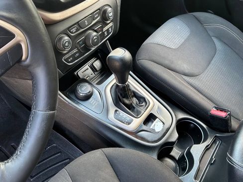 Used 2015 Jeep Cherokee Latitude w/ Cold Weather Group AWD/4WD image 19
