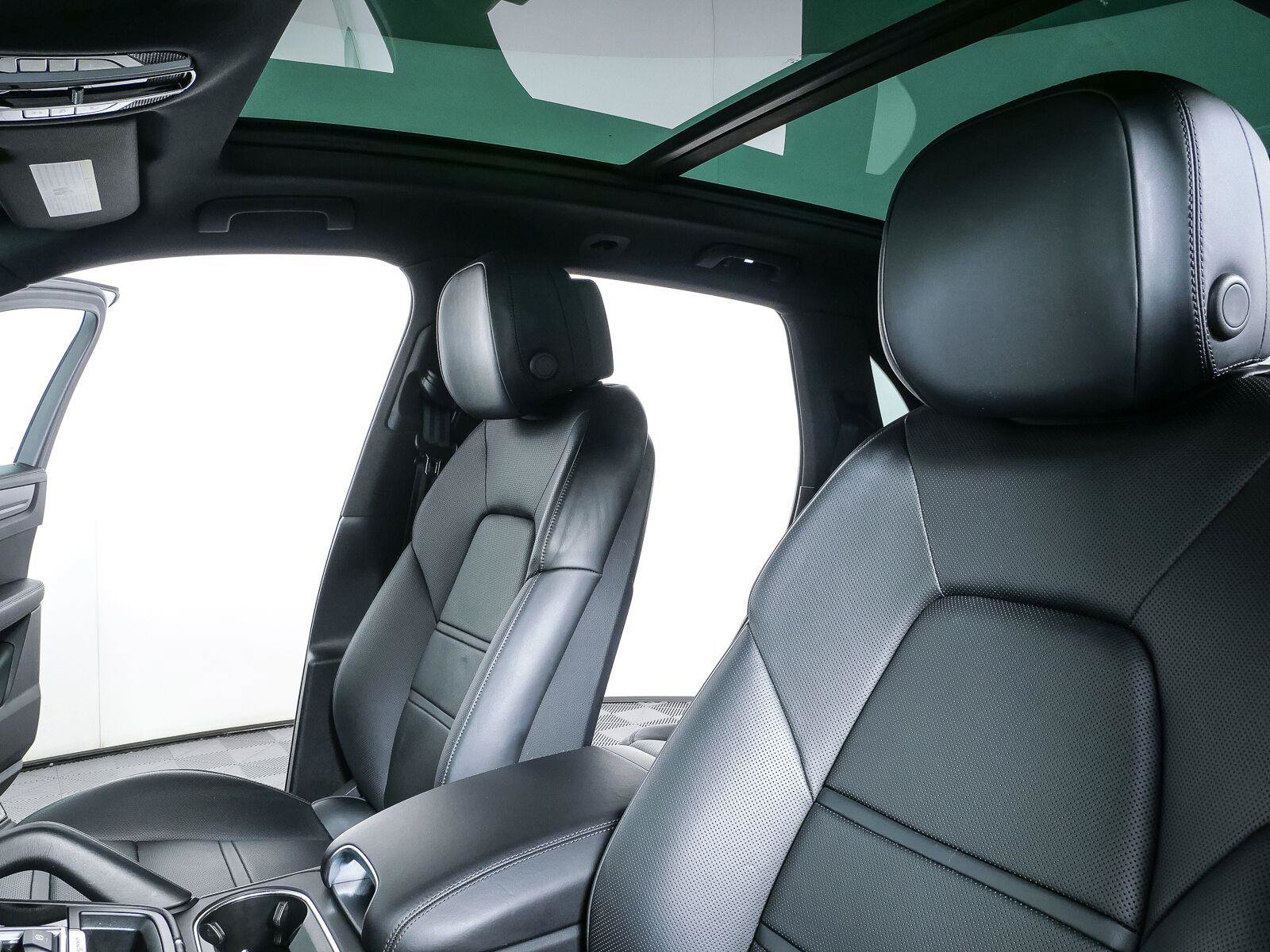 Certified 2023 Porsche Cayenne AWD/4WD image 5