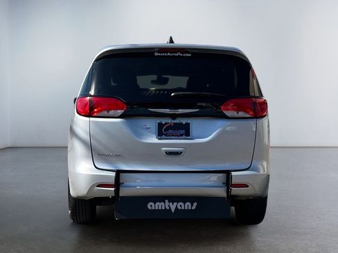 Used 2023 Chrysler Voyager LX image 7