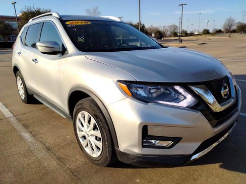 Used 2018 Nissan Rogue SV image 3