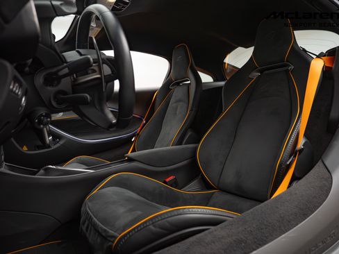 Used 2023 McLaren Artura image 21