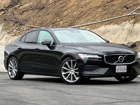 Used 2019 Volvo S60 T5 Momentum w/ Premium Package FWD image 2