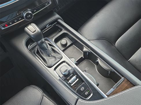 Used 2018 Volvo XC90 T6 Momentum image 26