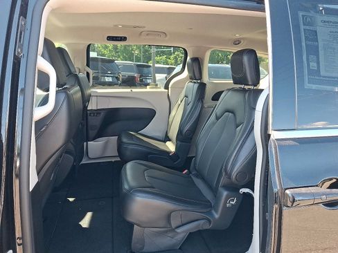 Used 2024 Chrysler Pacifica Touring-L FWD image 11