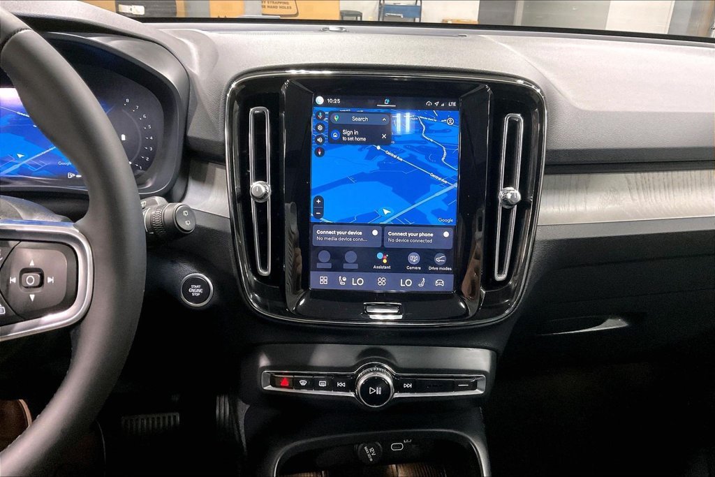 Certified 2024 Volvo XC40 B5 Core AWD/4WD image 16