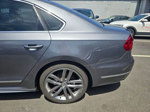 Used 2016 Volkswagen Passat 1.8T R-Line w/ R-Line Lighting Package FWD image 9