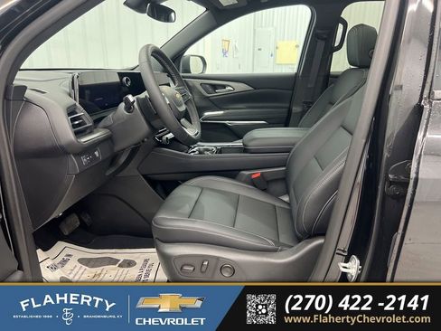 Used 2025 Chevrolet Traverse LT w/ Sun and Wheel Package FWD image 9
