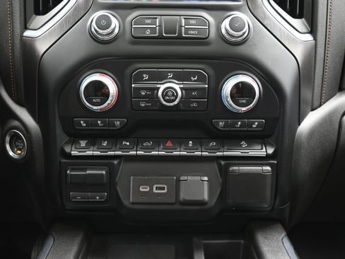 Used 2022 GMC Sierra 2500 AT4 w/ AT4 Preferred Package AWD/4WD image 38
