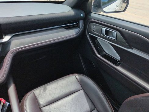 Used 2025 Ford Explorer Platinum RWD image 21