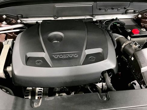 Used 2018 Volvo XC60 T5 Momentum w/ Vision Package image 33