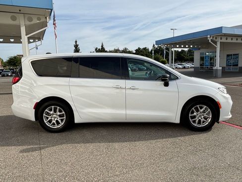 Used 2024 Chrysler Pacifica Touring-L FWD image 4