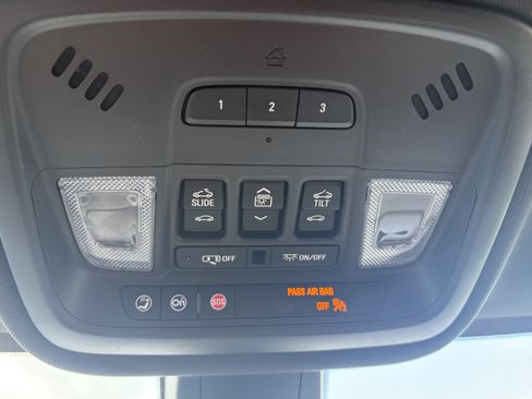Used 2023 Chevrolet Traverse LT w/ LT Premium Package AWD/4WD image 24