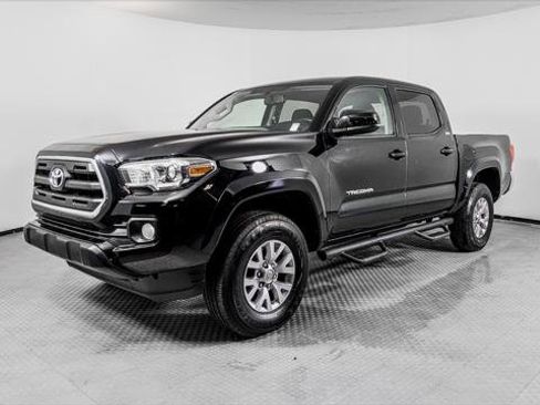 Used 2017 Toyota Tacoma SR5 w/ Tow Package RWD image 2