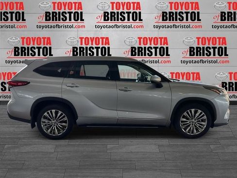 Used 2022 Toyota Highlander Platinum image 2