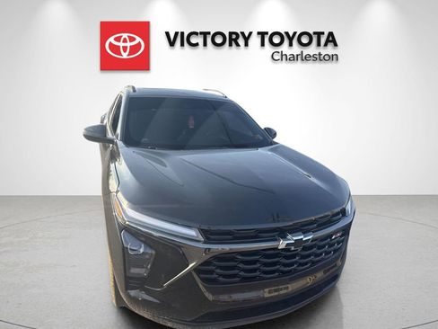 Used 2025 Chevrolet Trax RS w/ Sunroof Package image 2