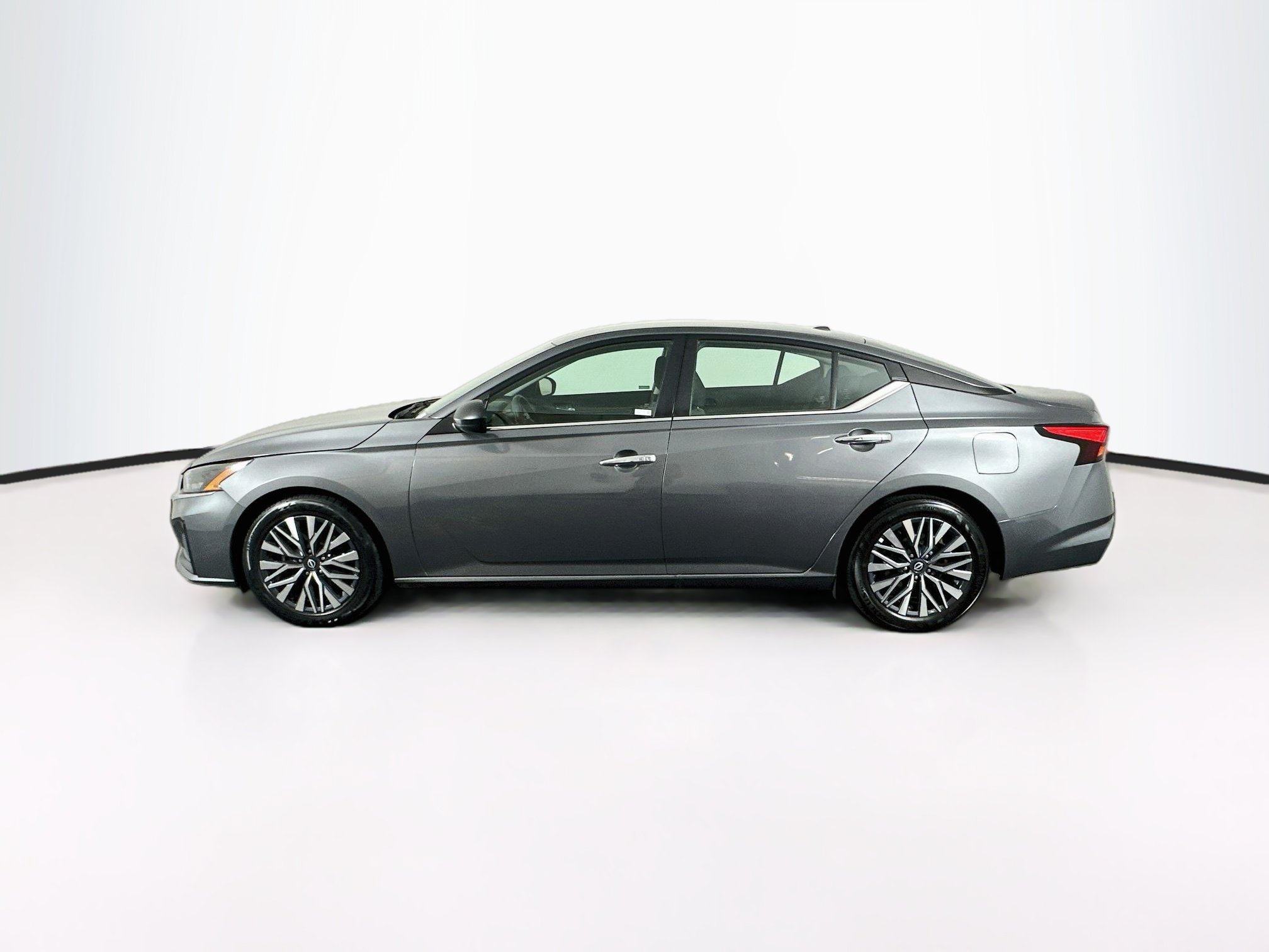 Used 2025 Nissan Altima 2.5 SV FWD image 4