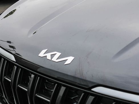 Used 2023 Kia Carnival LX FWD image 9