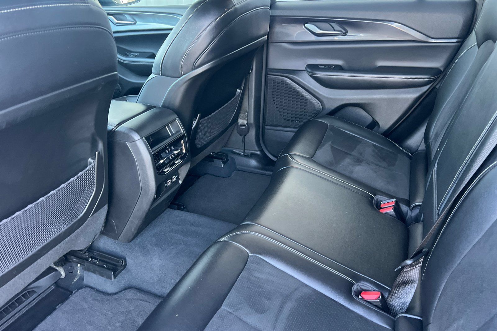 Used 2023 Jeep Grand Cherokee Altitude AWD/4WD image 15