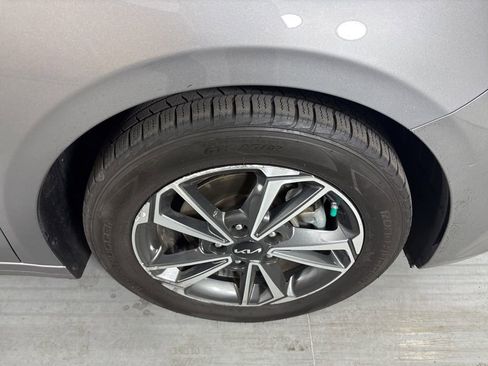 Used 2023 Kia Forte LXS w/ LXS Technology Package FWD image 11