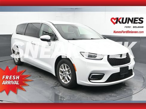 Used 2023 Chrysler Pacifica Touring-L FWD image 1