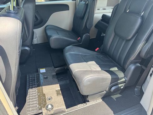 Used 2014 Chrysler Town & Country Touring image 7