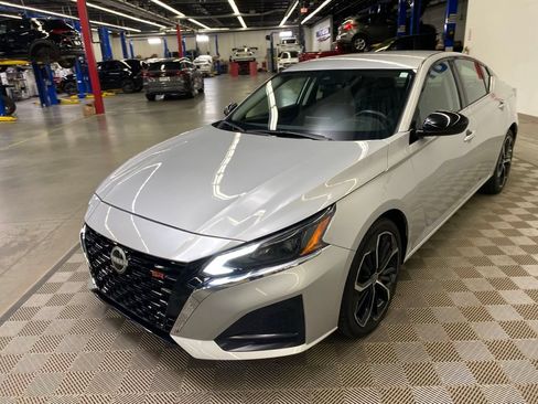 Used 2024 Nissan Altima 2.5 SR FWD image 6
