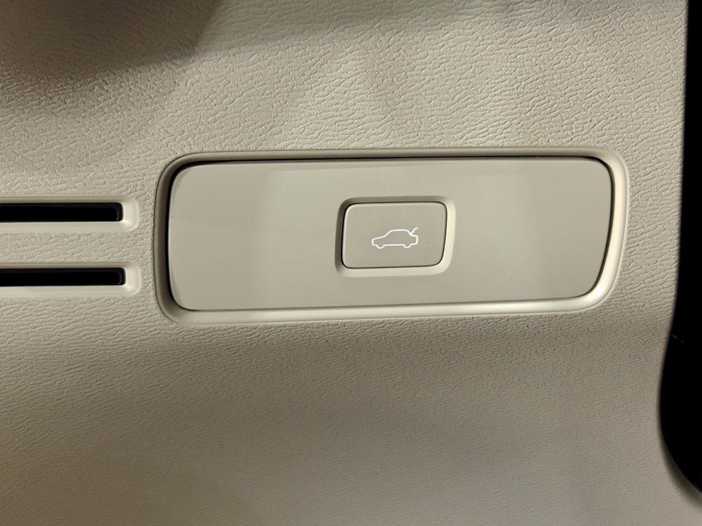 Used 2023 Volvo XC40 B4 Ultimate FWD image 15