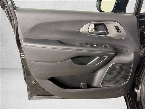 Used 2025 Chrysler Pacifica Select FWD image 10
