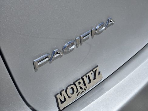 Used 2024 Chrysler Pacifica Touring-L FWD image 16
